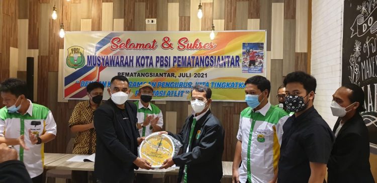 Suasana pemberian cendramata oleh peserta Muskot PBSI Pematangsiantar.