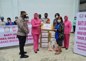 Ketua Bhayangkari Cabang Simalungun, Ny. Rissa Agus Waluyo dan membagikan paket sembako kepada Pengurus Gereja Kemenangan Iman Indonesia (GKII), di Jalan Asahan Km.4,5 Kecamatan Siantar, Kabupaten Simalungun.
