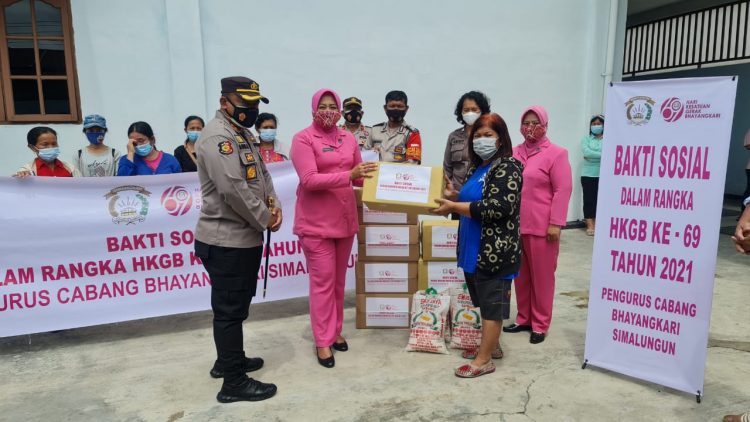 Ketua Bhayangkari Cabang Simalungun, Ny. Rissa Agus Waluyo dan membagikan paket sembako kepada Pengurus Gereja Kemenangan Iman Indonesia (GKII), di Jalan Asahan Km.4,5 Kecamatan Siantar, Kabupaten Simalungun.