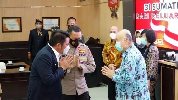Gubernur Sumsel Herman Deru (kiri) didampingi Kapolda Sumsel Irjen Pol Eko Indra Heri menerima bantuan penanganan Covid-19 secara simbolis dari keluarga Akidi Tio di Mapolda Sumsel, Palembang, Senin (26/7/2021). (Foto: Pemprov Sumsel)