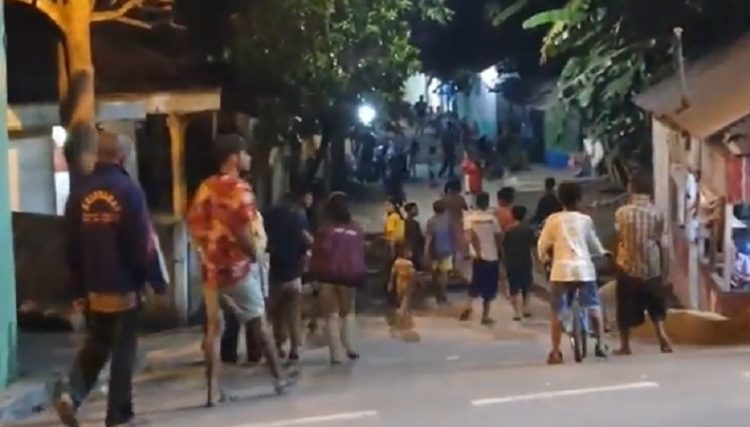 Tawuran dua kelompok remaja terjadi di Kecamatan Medan Belawan, Jumat (2/7/2021) malam. (Foto: iNews/Yudha Bahar)
