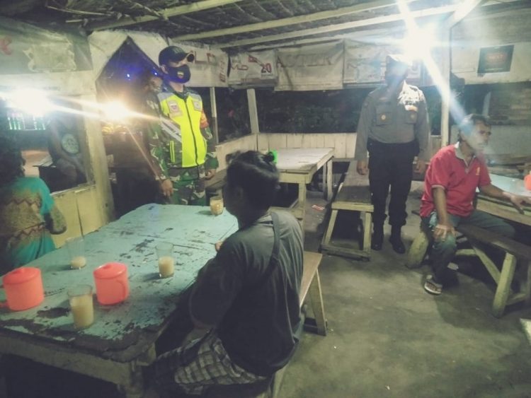 Petugas saat mendatangi salah satu warung tuak saat operasi yustisi.