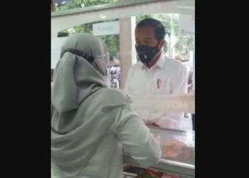 Tangkapan layar saat Presiden Jokowi kunjungi Apotek di Bogor Timur mencari obat untuk terapi Pasien Covid-19. [Tangkapan layar]