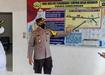 Kapolres Simalungun, AKBP Nicolas Dedy Arifianto, SH, SIK, MH, bersama Wakil Bupati Simalungun, H. Zonny waldy S.Sos, MM, saat mencek Posko Penyekatan, Selasa (10/8/2021) siang tadi, sekira pukul 11.30 WIB.
