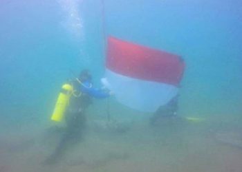 20 Penyelam TNI-Polri di Lhokseumawe Kibarkan Bendera Merah Putih di Dasar Laut