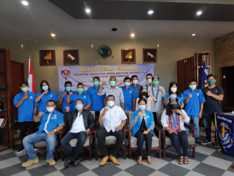Foto bersama usai rapat kerja cabang (Rakercab) GAMKI Kabupaten Simalungun, dan deklarasi dukungan terhadap Saut Bangkit Purba, menuju GAMKI 1 Sumatera Utara (Sumut), pada Minggu (8/8/2021) sore tadi,  di Kedai Kopi Hordja.