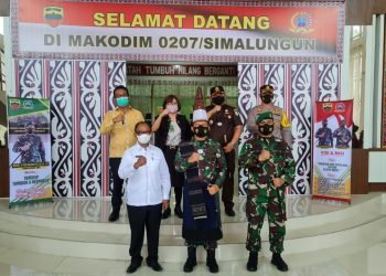 Foto bersama disela-sela kunjungan kerja Danrem 022/PT ke Kodim 0207/Simalungun.