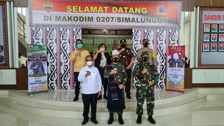 Foto bersama disela-sela kunjungan kerja Danrem 022/PT ke Kodim 0207/Simalungun.