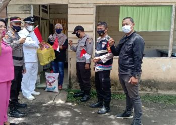 Kapolsek Bangun, AKP L.S Gultom SH, saat menyalurkan bantuan sosial Kapolda Sumut, Irjen Pol R.Z Panca Putra S, MSi, kepada warga kurang mampu, Selasa (17/8/2021) siang tadi, pukul 11.00 WIB.