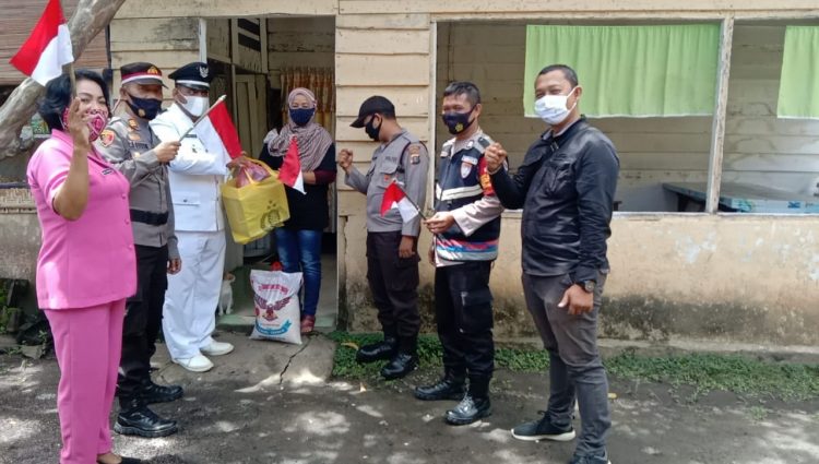 Kapolsek Bangun, AKP L.S Gultom SH, saat menyalurkan bantuan sosial Kapolda Sumut, Irjen Pol R.Z Panca Putra S, MSi, kepada warga kurang mampu, Selasa (17/8/2021) siang tadi, pukul 11.00 WIB.