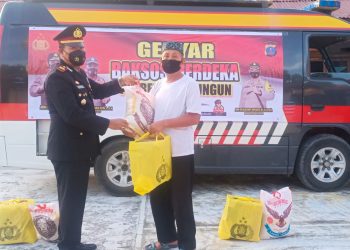 Kapolsek Perdagangan, AKP Josia, SH, MH, menyalurkan bantuan sembako dari Kapolda Sumut, Irjen Pol R.Z Panca Putra S, MSi, kepada warga yang menjalani isolasi mandiri (Isoman) karena terpapar Covid – 19, di Mako Polsek Perdagangan, Kelurahan Perdagangan I, Kecamatan Bandar, Kabupaten Simalungun, pada Selasa (17/8/2021) sore, sekira pukul 17.30 WIB.