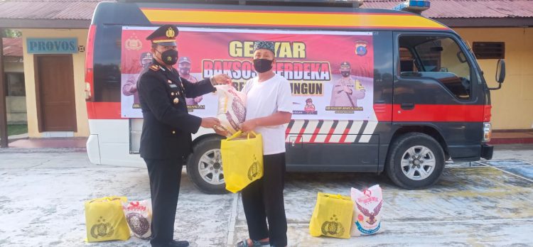 Kapolsek Perdagangan, AKP Josia, SH, MH, menyalurkan bantuan sembako dari Kapolda Sumut, Irjen Pol R.Z Panca Putra S, MSi, kepada warga yang menjalani isolasi mandiri (Isoman) karena terpapar Covid – 19, di Mako Polsek Perdagangan, Kelurahan Perdagangan I, Kecamatan Bandar, Kabupaten Simalungun, pada Selasa (17/8/2021) sore, sekira pukul 17.30 WIB.