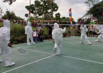 Warga Kota Pekanbaru di Jalan Muhajirin Ujung, Kompleks Perumahan Permata Teratai menggelar lomba bulutangkis menggunakan APD, Senin 16 Agustus 2021 [SuaraRiau.id / Istimewa]