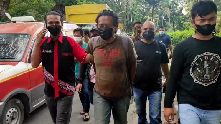 Tersangka Reno Riandi (tengah) saat diamankan personel Satreskrim Polres Pematangsiantar. (Foto: iNews/Dharma Setiawan)
