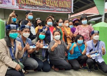 Pengurus GMKI Pematangsiantar – Simalungun foto bersama Milton Ministry dan para Ibu – ibu penerima bantuan.