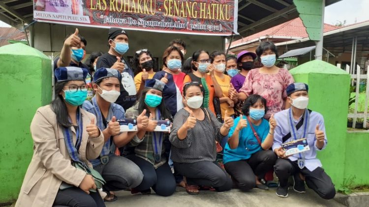 Pengurus GMKI Pematangsiantar – Simalungun foto bersama Milton Ministry dan para Ibu – ibu penerima bantuan.