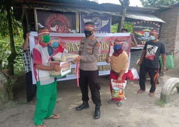 Kapolsek Bangun, AKP L.S Gultom SH, saat menyerahkan bantuan kepada warga terdampak Covid - 19.