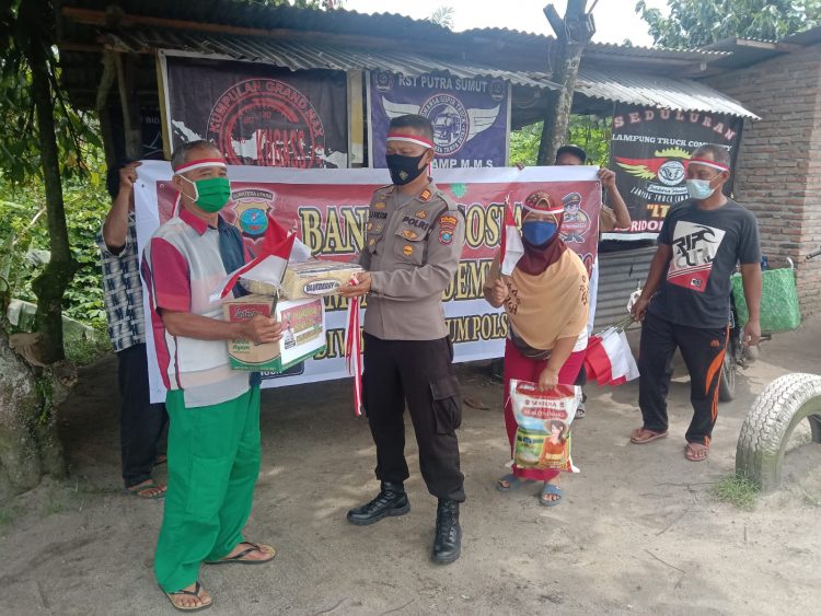 Kapolsek Bangun, AKP L.S Gultom SH, saat menyerahkan bantuan kepada warga terdampak Covid - 19.