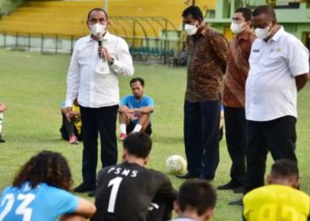 Edy Rahmayadi memantau latihan PSMS Medan, Jumat (27/8/2021). [Kabarmedan.com]