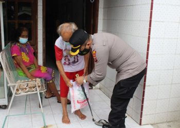 Kapolres Pematangsiantar, AKBP Boy Sutan Binanga Siregar, S.I.K, mengunjungi warga yang kurang mampu, sambil menyerahkan bantuan sembako.