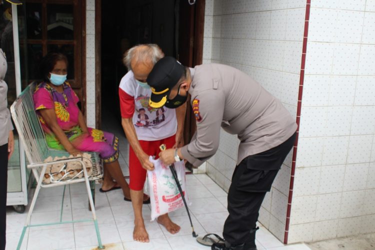Kapolres Pematangsiantar, AKBP Boy Sutan Binanga Siregar, S.I.K, mengunjungi warga yang kurang mampu, sambil menyerahkan bantuan sembako.