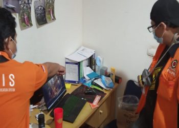 Petugas Unit Inafis Polrestabes Bandung melakukan olah tempat kejadian perkara (TKP) di tempat kos korban. (Foto: Humas Polrestabes Bandung)