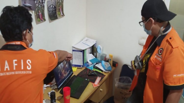 Petugas Unit Inafis Polrestabes Bandung melakukan olah tempat kejadian perkara (TKP) di tempat kos korban. (Foto: Humas Polrestabes Bandung)