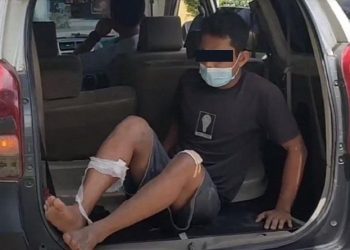 Pelaku curanmor spesialis dalam masjid yang terluka akibat ditembak polisi karena coba kabur saat berada di Polsek Indrapura. (Foto: iNews/Fadli Pelka)