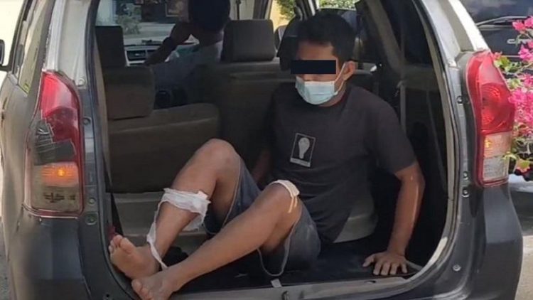 Pelaku curanmor spesialis dalam masjid yang terluka akibat ditembak polisi karena coba kabur saat berada di Polsek Indrapura. (Foto: iNews/Fadli Pelka)