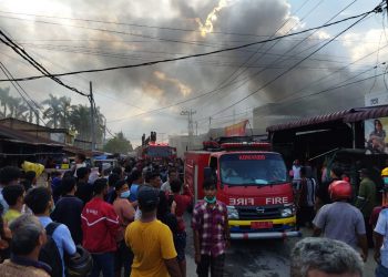 Petugas pemadam kebakaran saat turun ke lokasi.