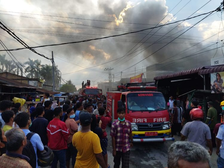 Petugas pemadam kebakaran saat turun ke lokasi.