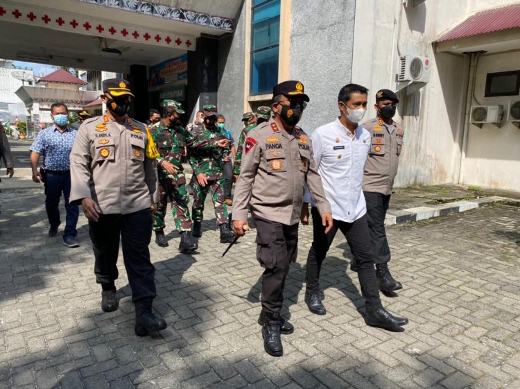 Kapolda Sumut, Irjen. Pol. Drs. R. Z. Panca Putra S, M.Si, saat kunjungan kerja ke Kota Pematangsiantar, dalam pengecekan pelaksanaan PPKM Level 4, Kamis (12/8/2021) sores tadi, sekira pukul 14.30 WIB.