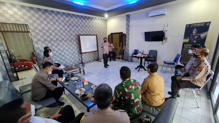 Kapolda Sumut, Irjen Pol Drs R Z Panca Putra S, M.Si, saat memberikan arahan, di Kompi 2 Den 1 B Kota Pematangsiantar, pada Senin (9/8/2021),  sekitar pukul 14.30 WIB.
