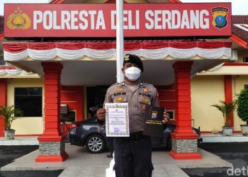 Foto: Seorang personel Polresta Deli Serdang diberi penghargaan karena menolong pria jatuh dari sepeda. Ternyata korban ialah eks Kapolda Sumut Irjen (Purn) Martuani Sormin. (Ahmad Afrah/detikcom)