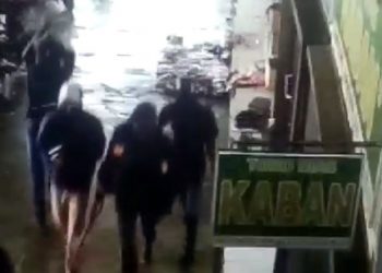 Tangkapan layar rekaman CCTV perampokan 2 toko emas di Pasar Simpang Limun Kota Medan, Kamis (26/8/2021). (Foto: iNews/Ahmad Ridwan Nasution)