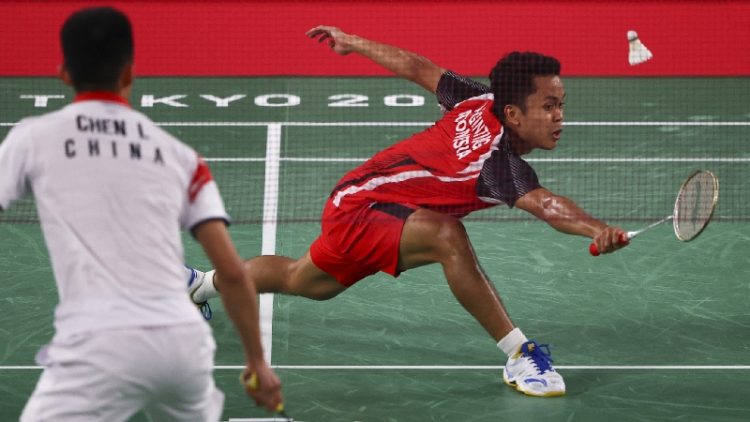 Tunggal putra Indonesia Anthony Sinisuka Ginting gagal melaju ke final Olimpiade Tokyo 2020. Ginting kalah dari wakil China Chen Long di semifinal.(Foto: REUTERS)