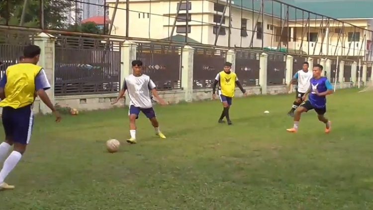 Para pemain PSMS Medan saat latihan rutin di Stadion Kebun Bunga, Kota Medan. (Foto: iNews/Ahmad Ridwan Nasution)