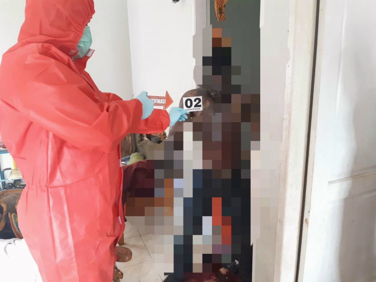Petugas kepolisian saat melakukan identifikasi di lokasi kejadian.