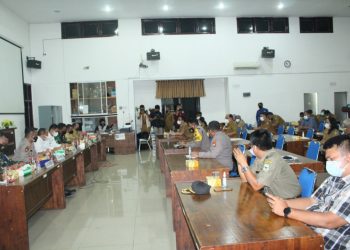 Suasana rapat koordinasi terkait Pemberlakuan Pembatasan Kegiatan Masyarakat (PPKM) Level 4 di Kota Pematangsiantar, di Ruang Data Sekda Kota Pematangsiantar, Jalan Merdeka, Kelurahan Proklamasi, Kecamatan Siantar Barat, Kota Pematangsiantar, Selasa (10/8/2021) sore tadi, pukul  17.00 WIB.
