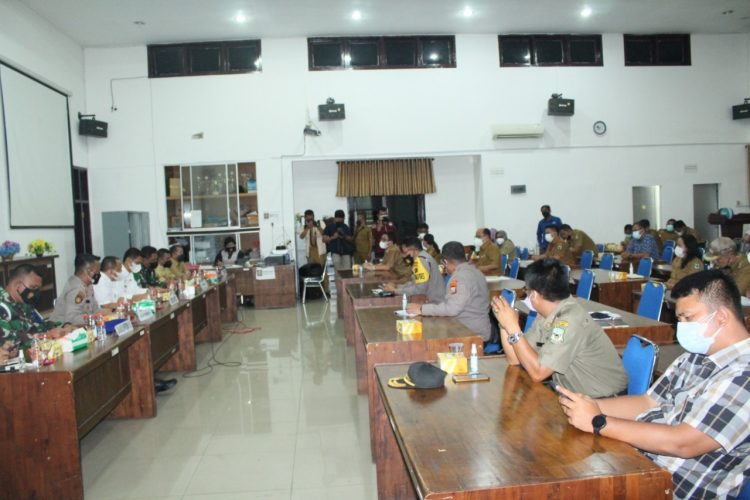 Suasana rapat koordinasi terkait Pemberlakuan Pembatasan Kegiatan Masyarakat (PPKM) Level 4 di Kota Pematangsiantar, di Ruang Data Sekda Kota Pematangsiantar, Jalan Merdeka, Kelurahan Proklamasi, Kecamatan Siantar Barat, Kota Pematangsiantar, Selasa (10/8/2021) sore tadi, pukul  17.00 WIB.