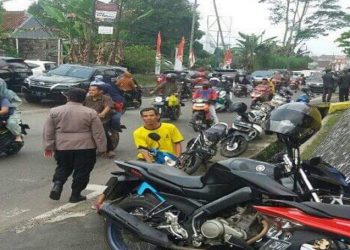 Warga memadati TKP pembunuhan ibu dan anak di Jalan Cagak Subang, saat dilakukan penyelidikan oleh polisi. (Foto: Istimewa)