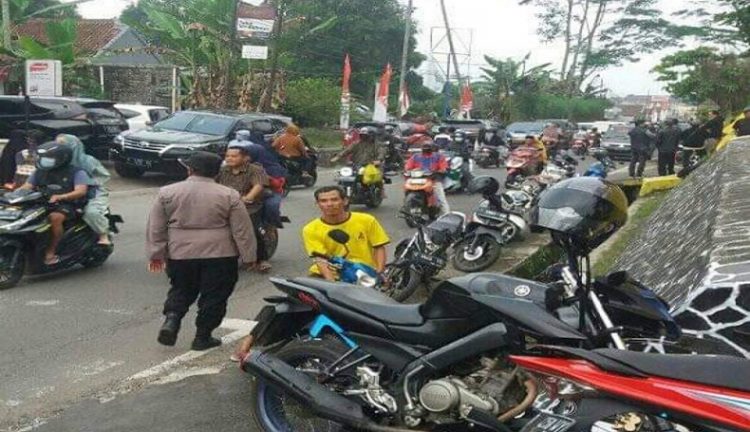 Warga memadati TKP pembunuhan ibu dan anak di Jalan Cagak Subang, saat dilakukan penyelidikan oleh polisi. (Foto: Istimewa)