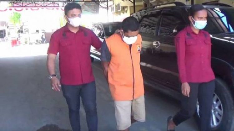 Polisi mengamankan dukun palsu di Mamuju. (Foto: Sindonews).