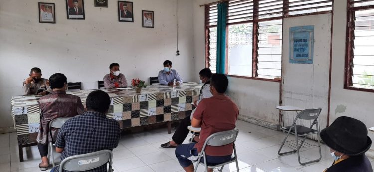 AKP G. K. Manurung, memberikan himbauan atau larangan untuk pelaksanaan kegiatan sukacita, di Ruang Harungguan Kantor Camat Dolok Silau, Nagori Perasmian, Kecamatan Dolok Silau, Kabupaten Simalungun, Kamis (12/8/2021) siang lalu, pukul 12.00 WIB.