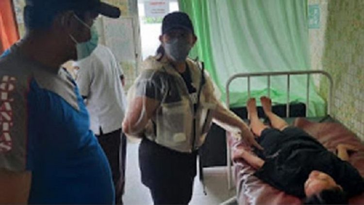 Yuli Josua, istri Kapolres Samosir saat mengecek kondisi perempuan korban kecelakaan lalu lintas. (Foto: Polda Sumut)