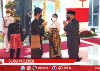 Foto: Jokowi pakai baju adat Baduy (YouTube DPR)