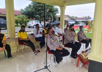 Kapolres Simalungun, AKBP Nicolas Dedy Arifianto, SH, SIK, MH, saat memimpin Anev Mingguan kinerja personil secara virtual di Pendopo Lapangan Olah Raga Asrama Polres Simalungun, Minggu (8/8/2021) siang, pukul 11.00 WIB.