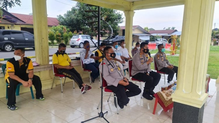 Kapolres Simalungun, AKBP Nicolas Dedy Arifianto, SH, SIK, MH, saat memimpin Anev Mingguan kinerja personil secara virtual di Pendopo Lapangan Olah Raga Asrama Polres Simalungun, Minggu (8/8/2021) siang, pukul 11.00 WIB.