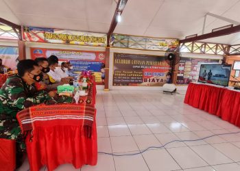 Kapolres AKBP Nicolas Dedy Arifianto dan Forkopimda Simalungun saat ikuti rapat evaluasi perkembangan PPKM Level 4 secara virtual.