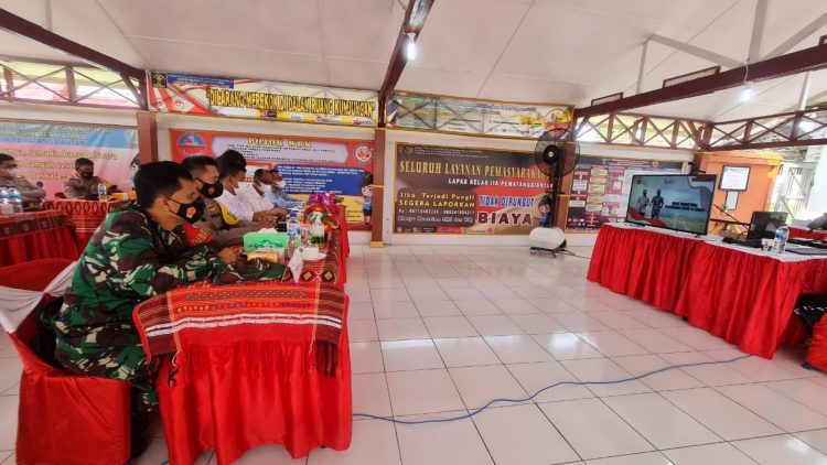 Kapolres AKBP Nicolas Dedy Arifianto dan Forkopimda Simalungun saat ikuti rapat evaluasi perkembangan PPKM Level 4 secara virtual.